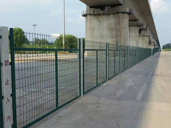 铁路护栏网 - 河北腾佰丝网制品有限公司图片3